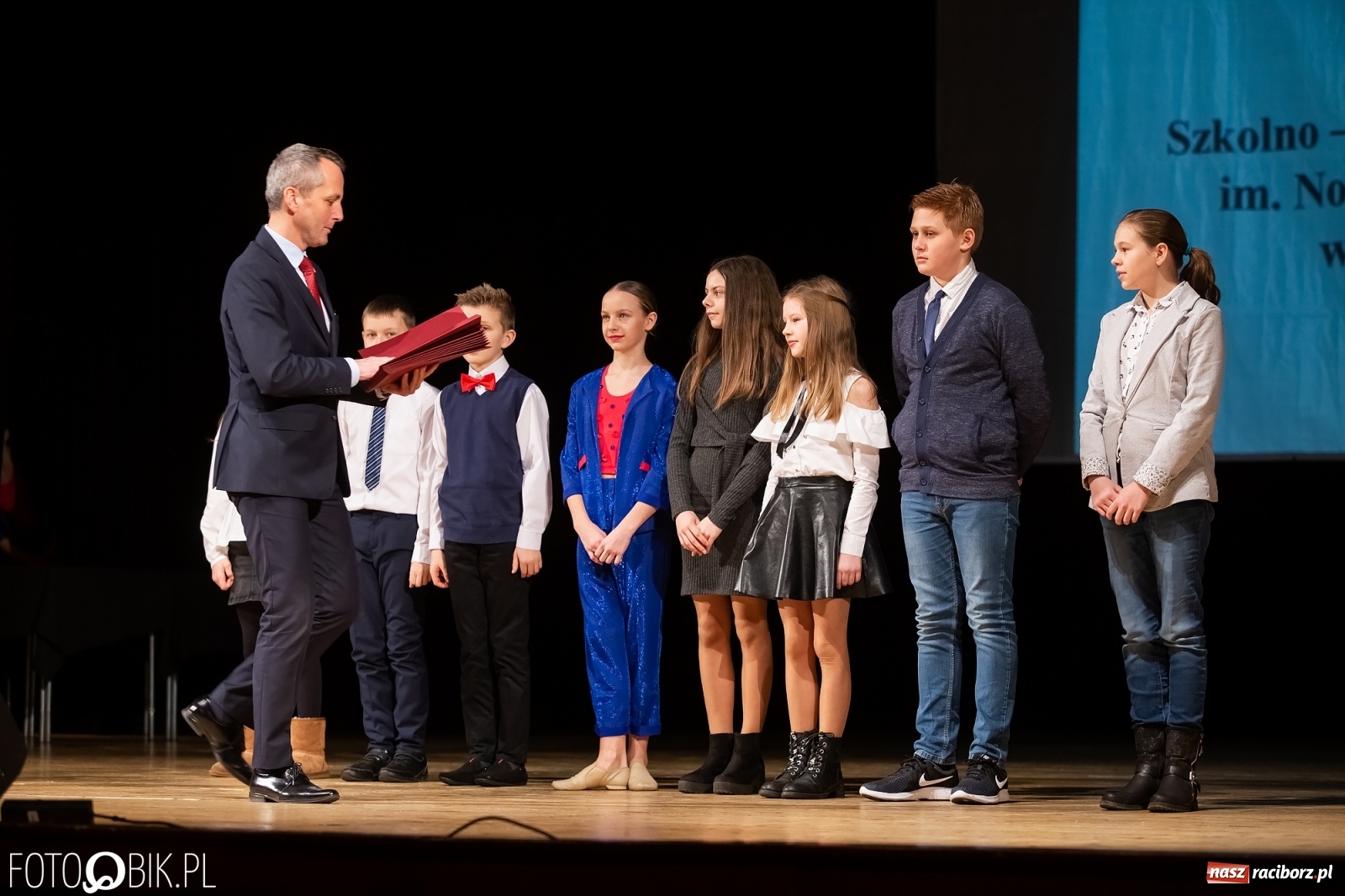 Zdjęcie w galerii na portalu naszraciborz.pl: Stypendia dla najlepszych uczniów raciborskich szkół rozdane wiadomości z regionu