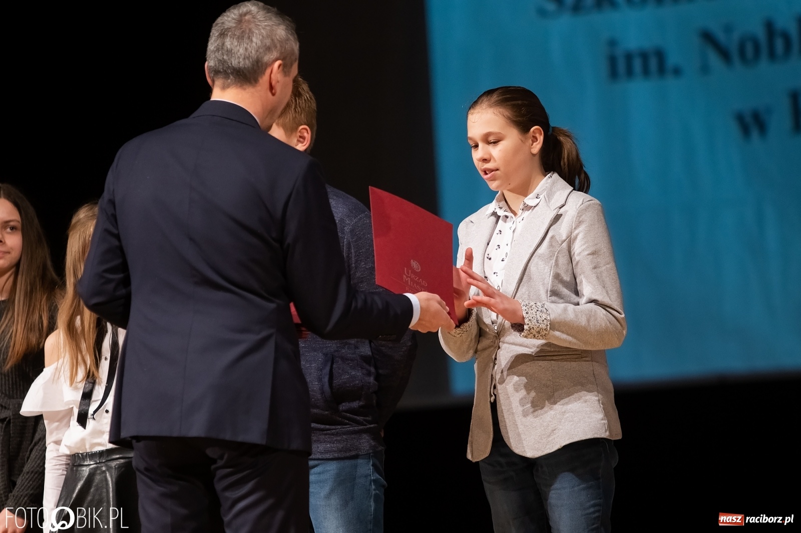 Zdjęcie w galerii na portalu naszraciborz.pl: Stypendia dla najlepszych uczniów raciborskich szkół rozdane wiadomości z regionu