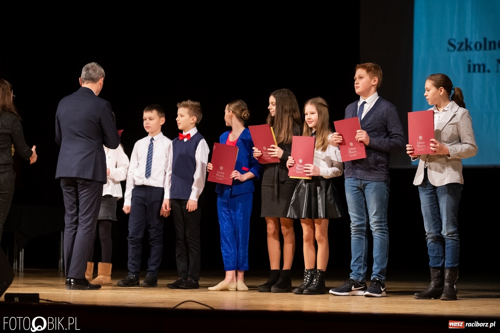 Zdjęcie w galerii na portalu naszraciborz.pl: Stypendia dla najlepszych uczniów raciborskich szkół rozdane wiadomości z regionu