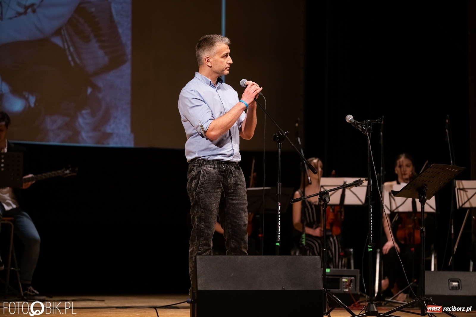 Zdjęcie w galerii na portalu naszraciborz.pl: Raciborscy artyści dla schroniska w RCK wiadomości z regionu