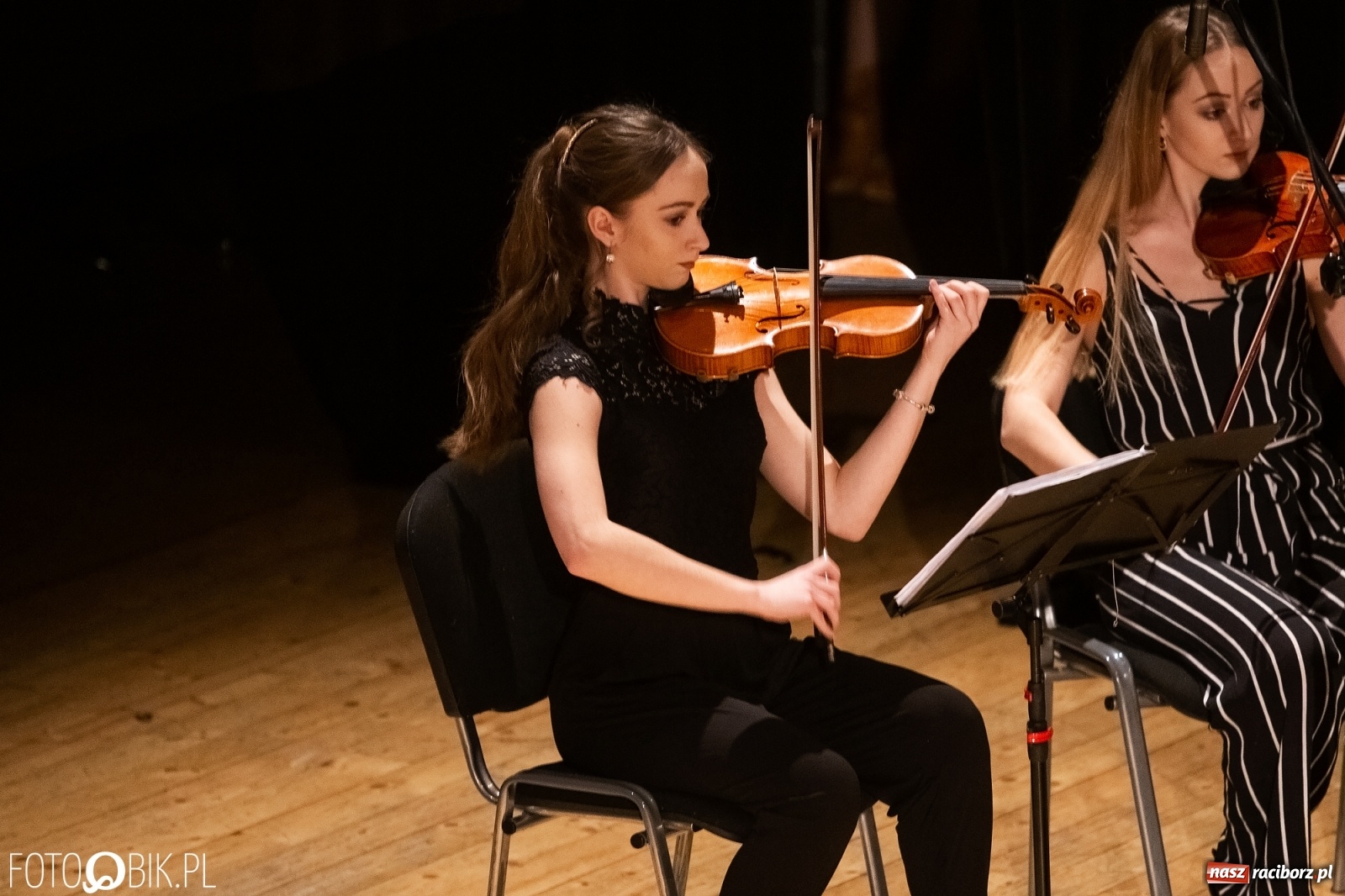 Zdjęcie w galerii na portalu naszraciborz.pl: Raciborscy artyści dla schroniska w RCK wiadomości z regionu