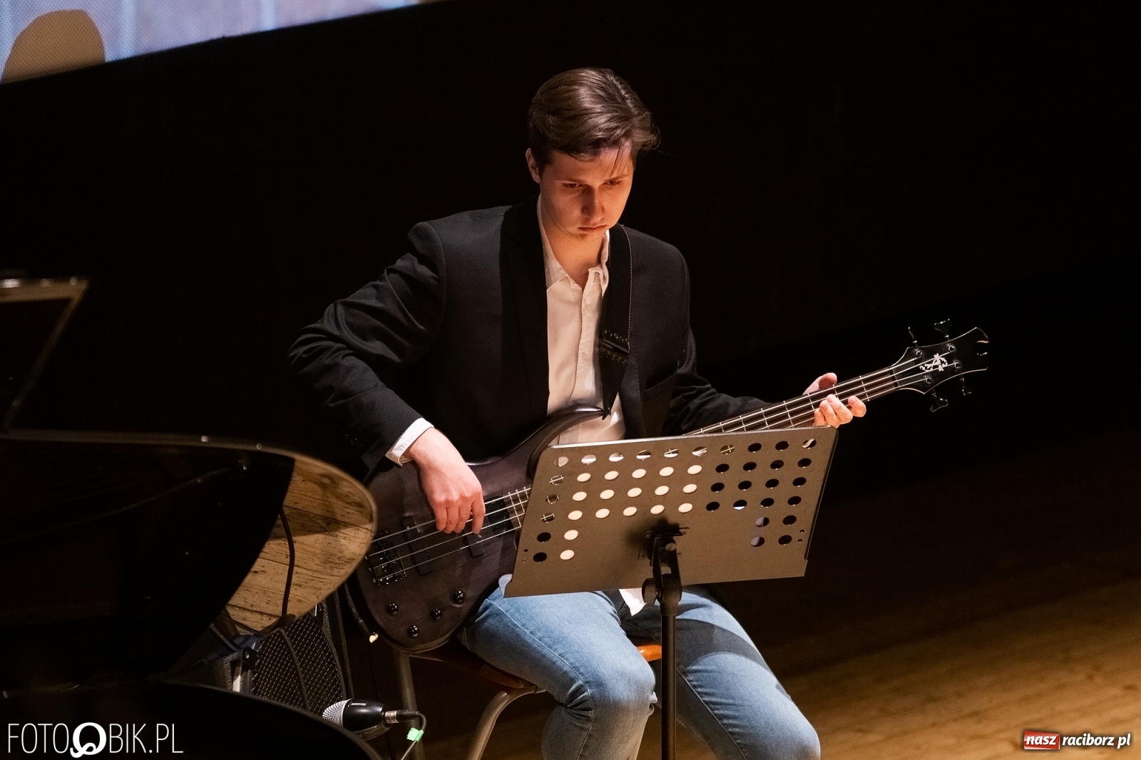 Zdjęcie w galerii na portalu naszraciborz.pl: Raciborscy artyści dla schroniska w RCK wiadomości z regionu