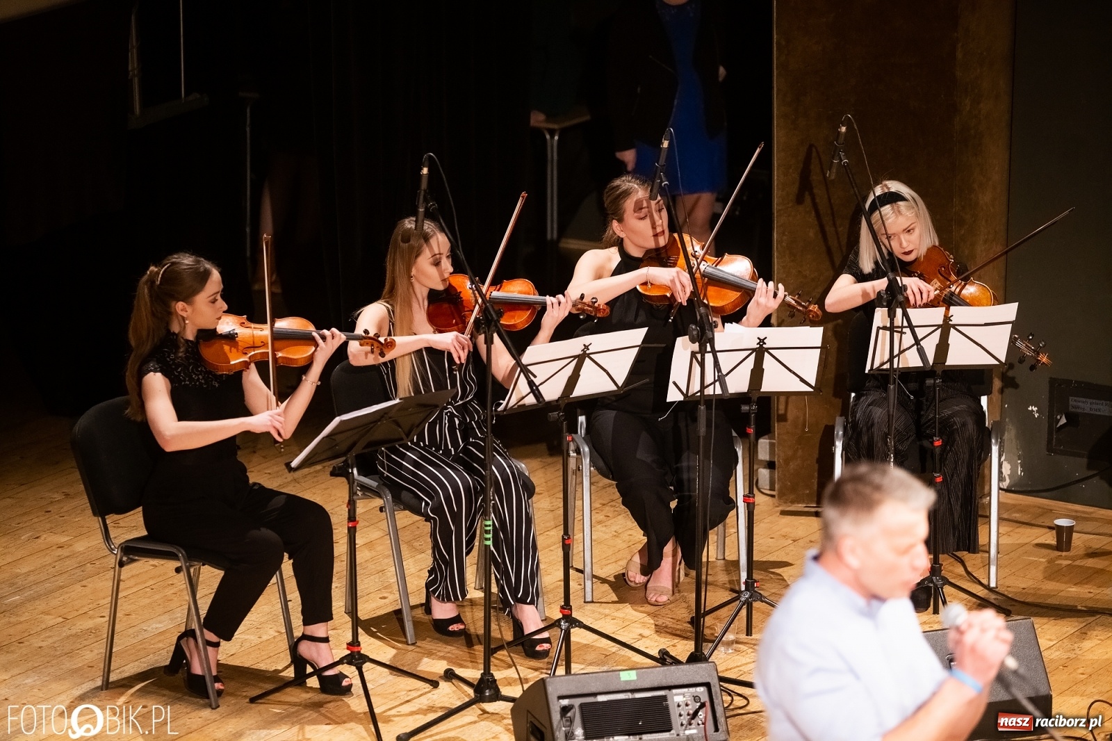 Zdjęcie w galerii na portalu naszraciborz.pl: Raciborscy artyści dla schroniska w RCK wiadomości z regionu