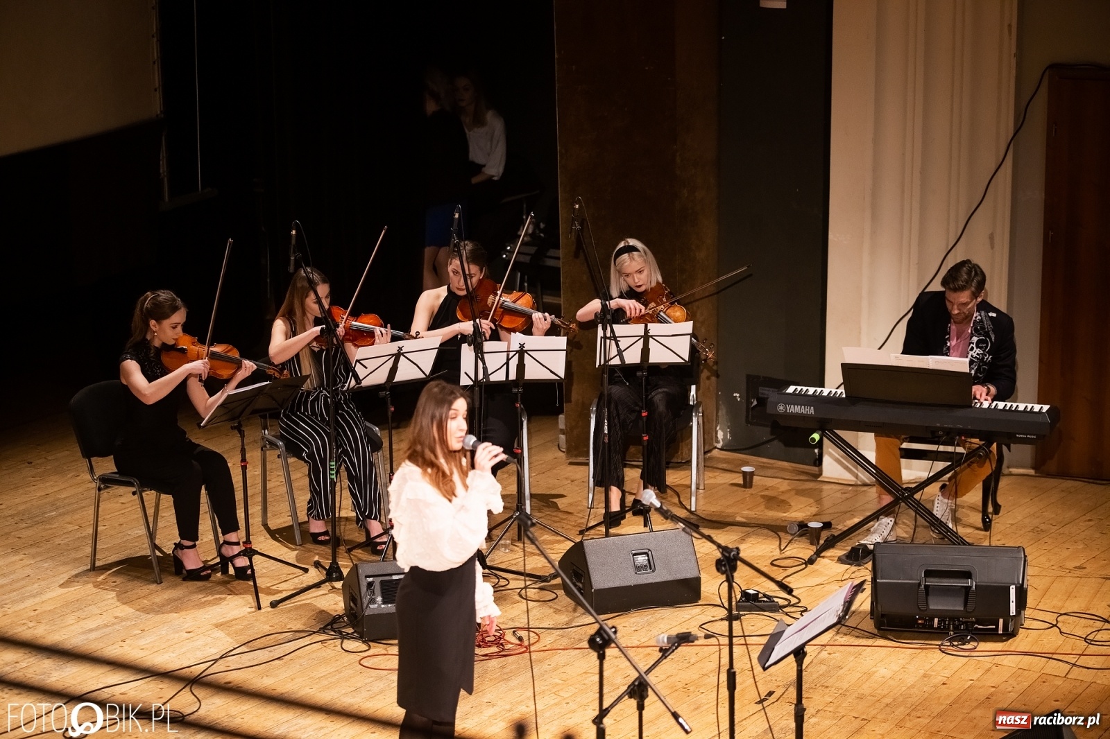 Zdjęcie w galerii na portalu naszraciborz.pl: Raciborscy artyści dla schroniska w RCK wiadomości z regionu