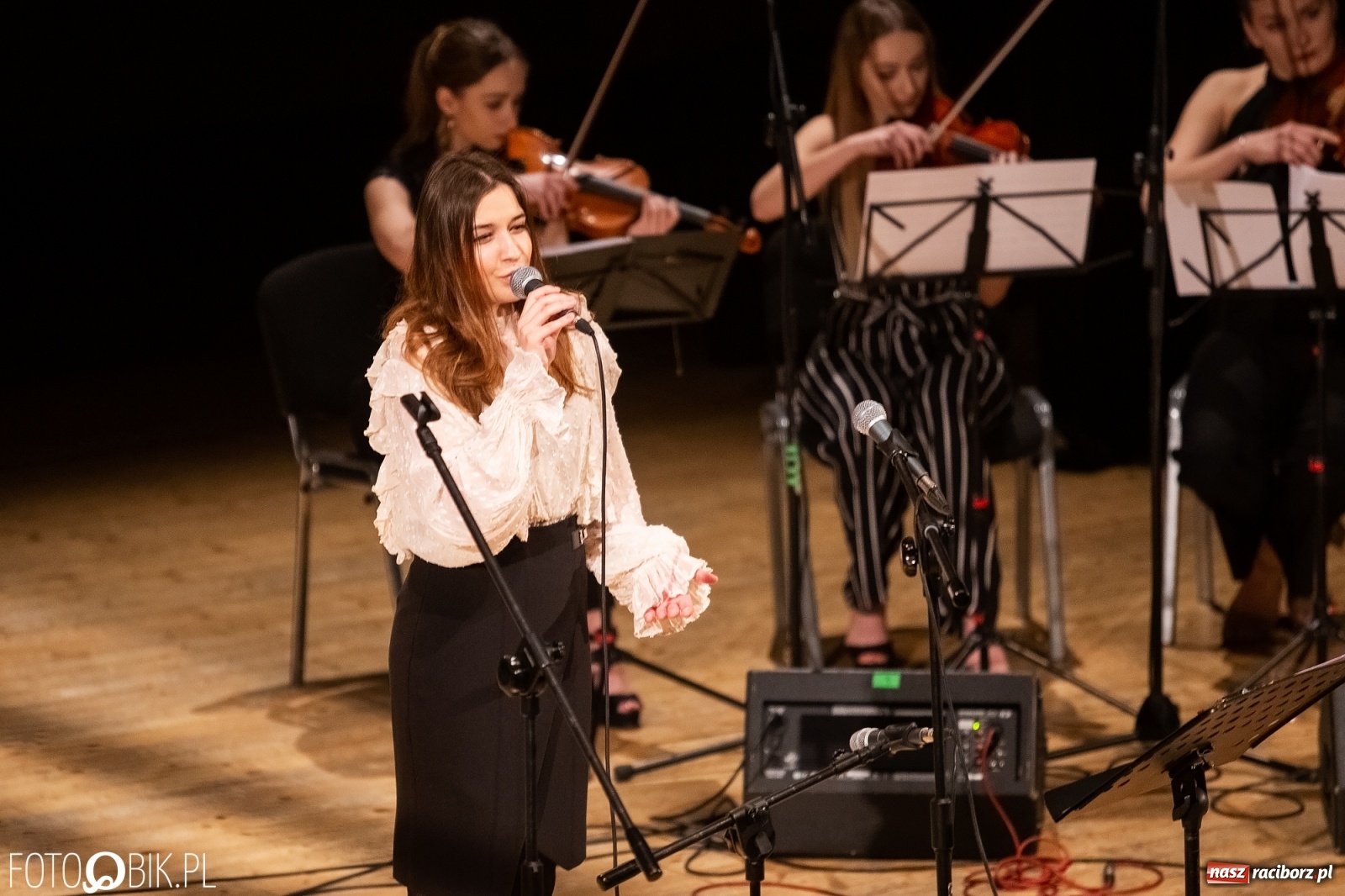 Zdjęcie w galerii na portalu naszraciborz.pl: Raciborscy artyści dla schroniska w RCK wiadomości z regionu