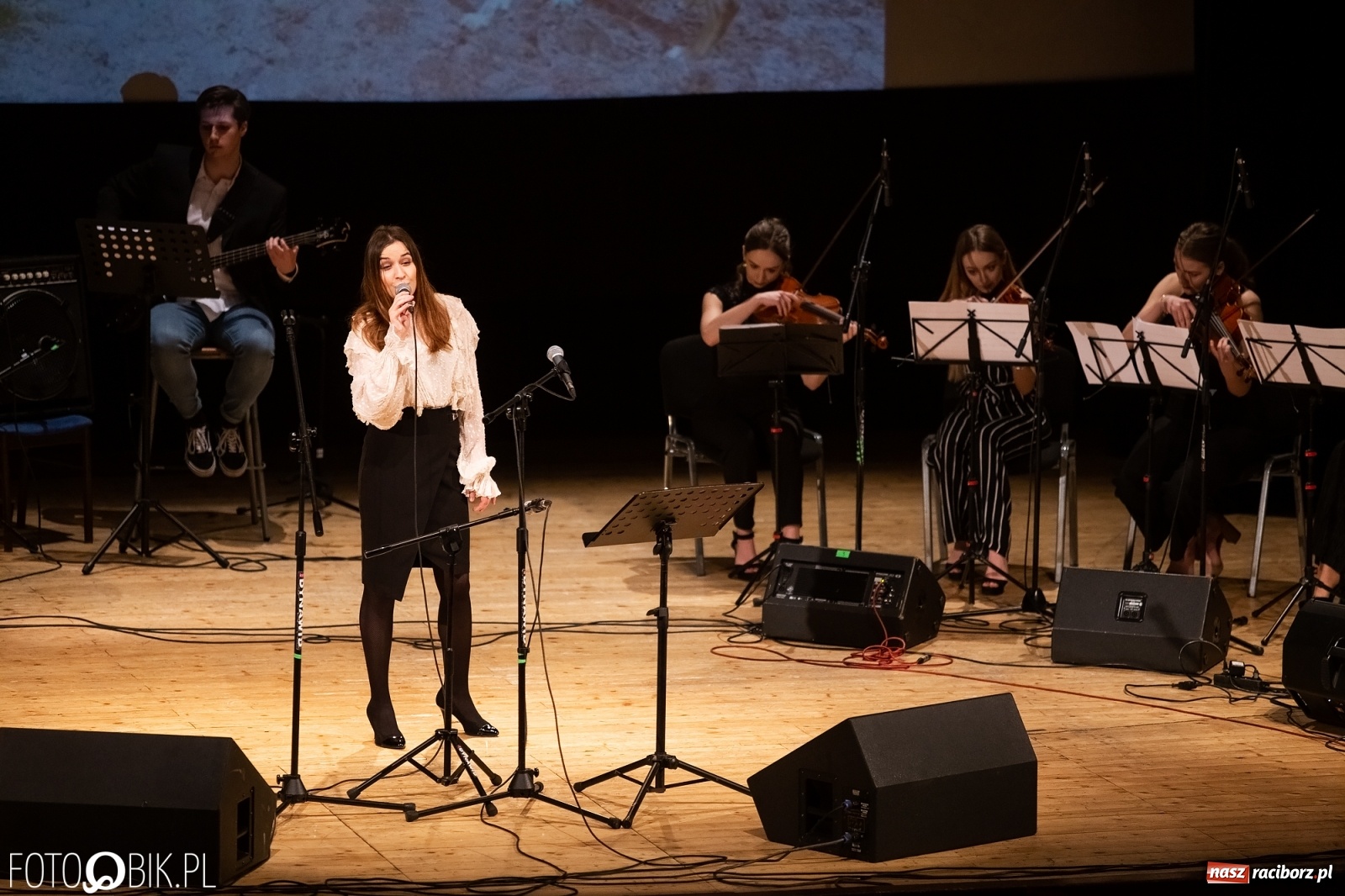 Zdjęcie w galerii na portalu naszraciborz.pl: Raciborscy artyści dla schroniska w RCK wiadomości z regionu