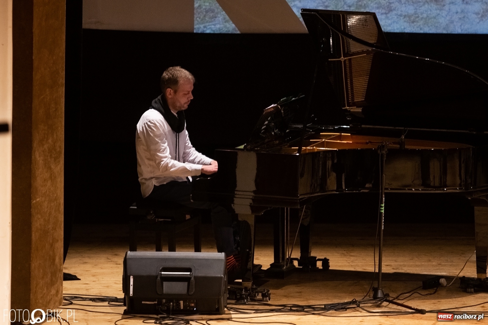 Zdjęcie w galerii na portalu naszraciborz.pl: Raciborscy artyści dla schroniska w RCK wiadomości z regionu