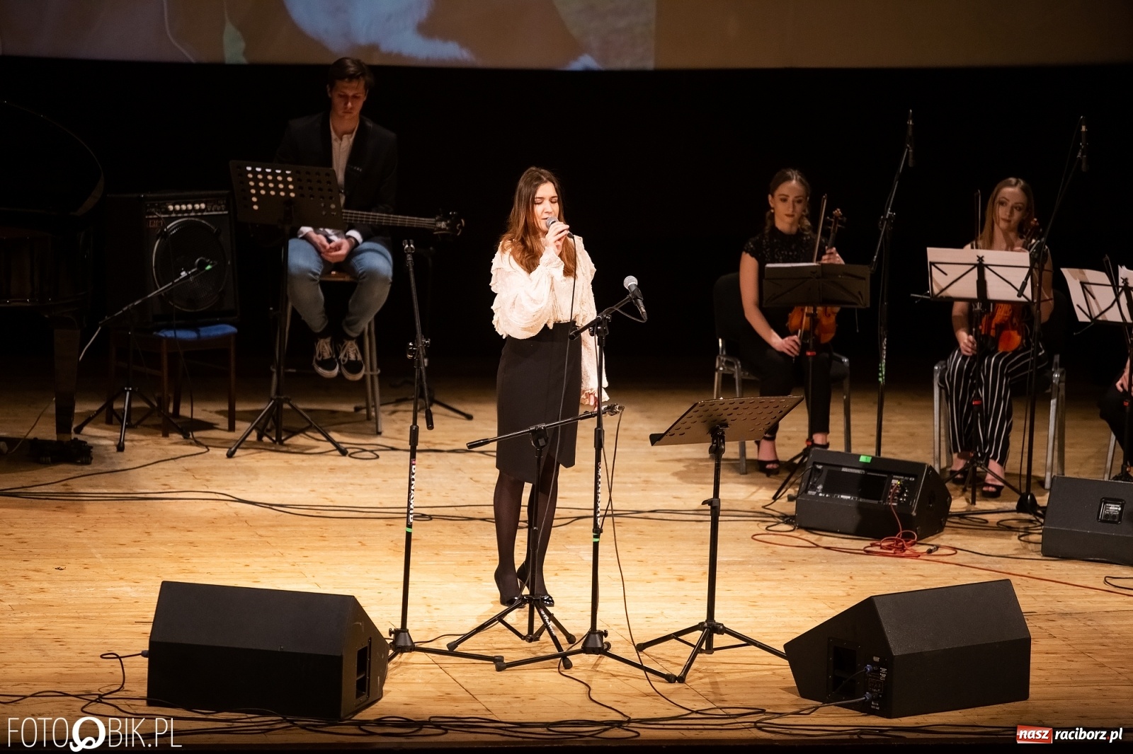 Zdjęcie w galerii na portalu naszraciborz.pl: Raciborscy artyści dla schroniska w RCK wiadomości z regionu