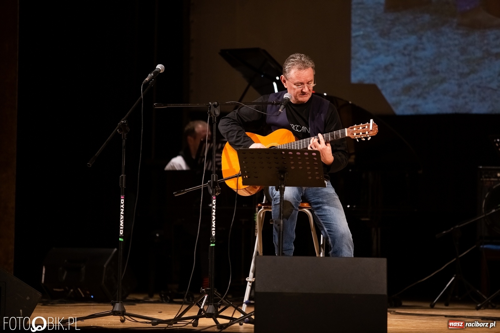 Zdjęcie w galerii na portalu naszraciborz.pl: Raciborscy artyści dla schroniska w RCK wiadomości z regionu