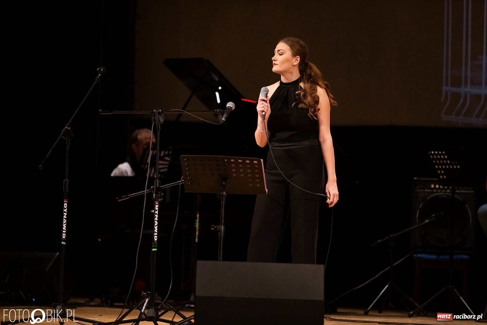 Zdjęcie w galerii na portalu naszraciborz.pl: Raciborscy artyści dla schroniska w RCK wiadomości z regionu