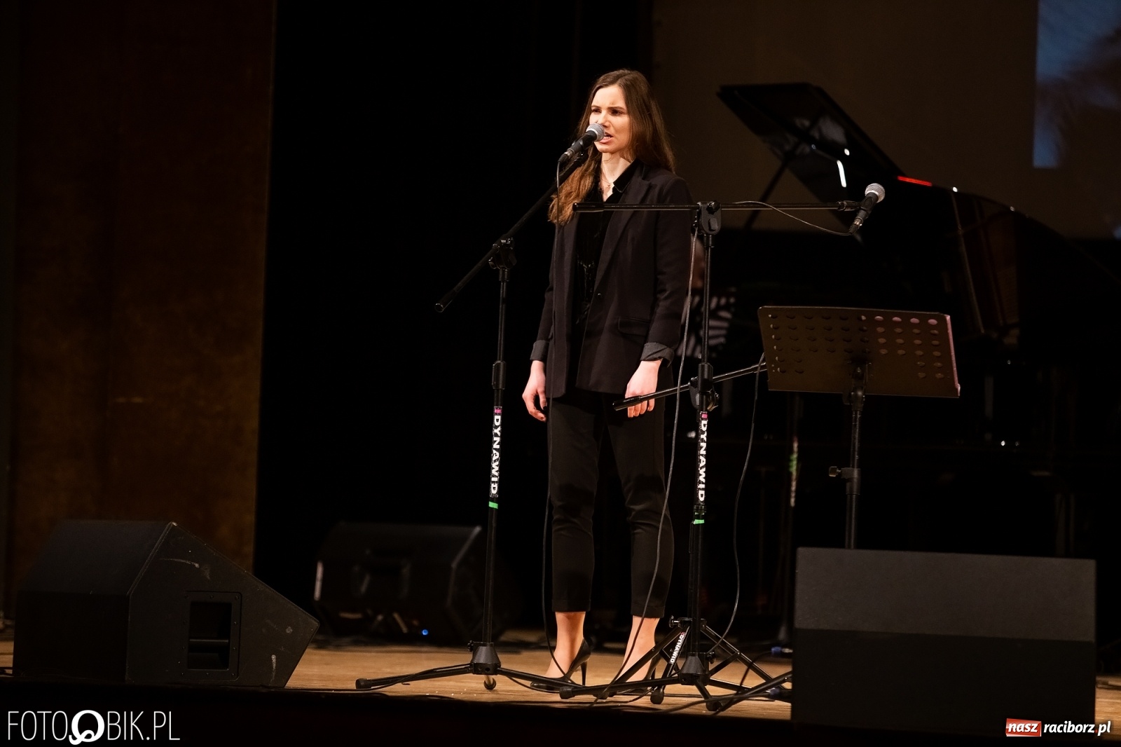 Zdjęcie w galerii na portalu naszraciborz.pl: Raciborscy artyści dla schroniska w RCK wiadomości z regionu