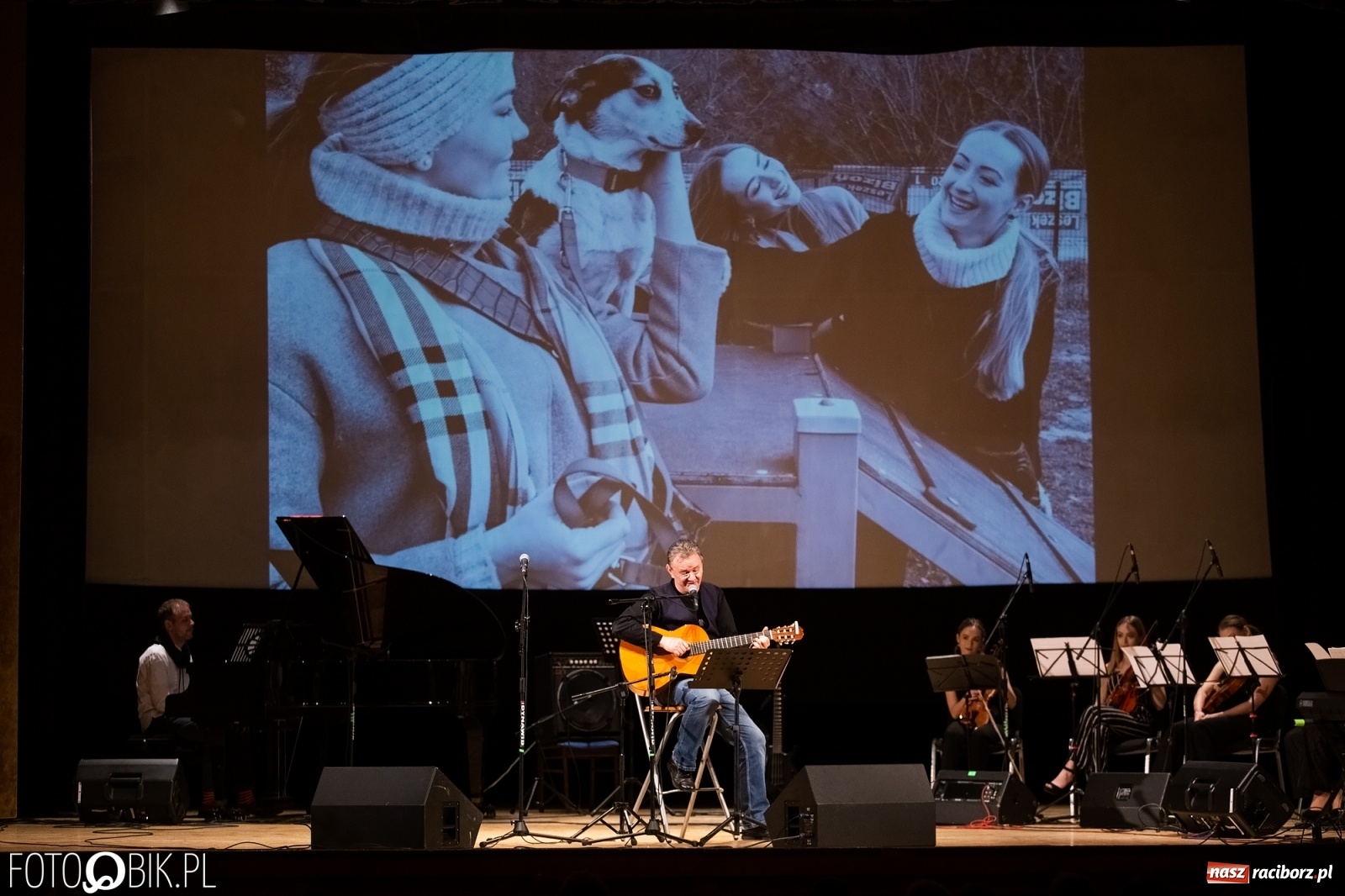 Zdjęcie w galerii na portalu naszraciborz.pl: Raciborscy artyści dla schroniska w RCK wiadomości z regionu