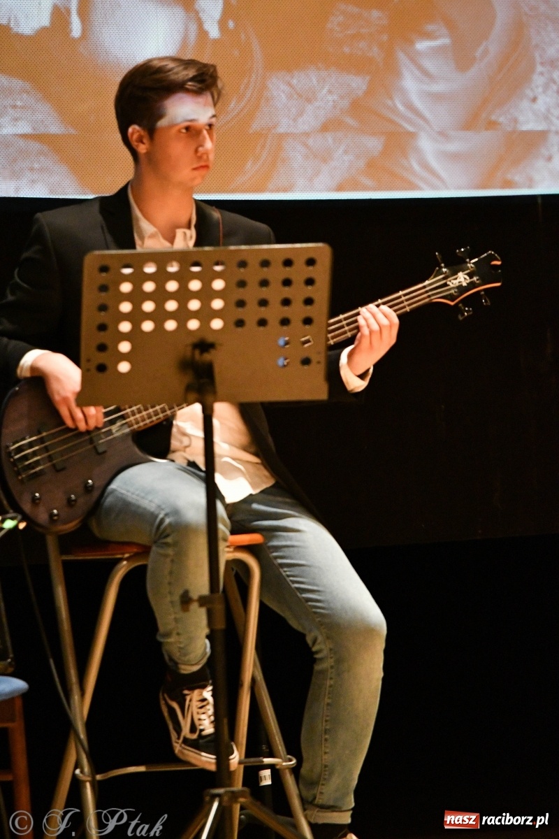 Zdjęcie w galerii na portalu naszraciborz.pl: Raciborscy artyści dla schroniska w RCK wiadomości z regionu