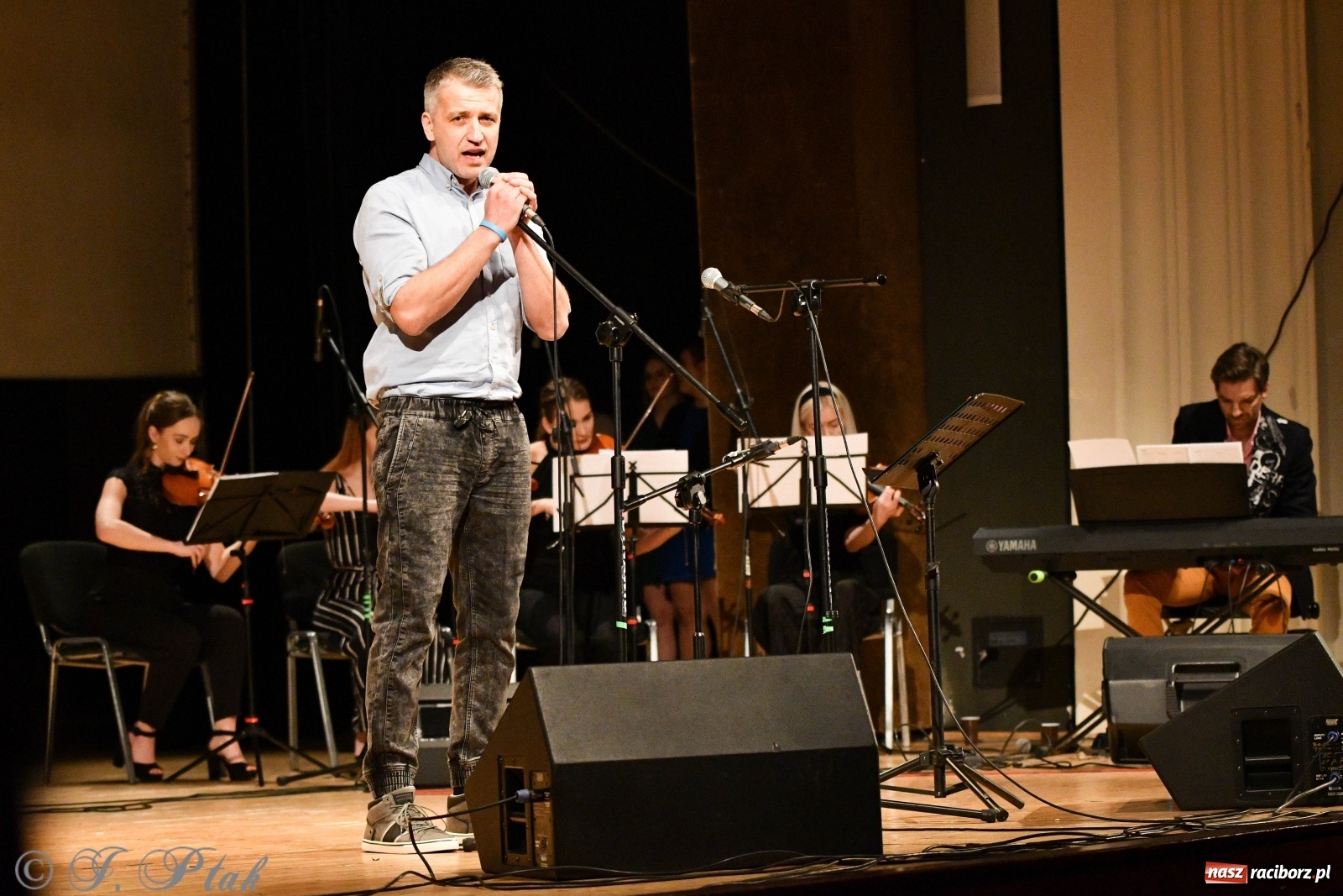 Zdjęcie w galerii na portalu naszraciborz.pl: Raciborscy artyści dla schroniska w RCK wiadomości z regionu