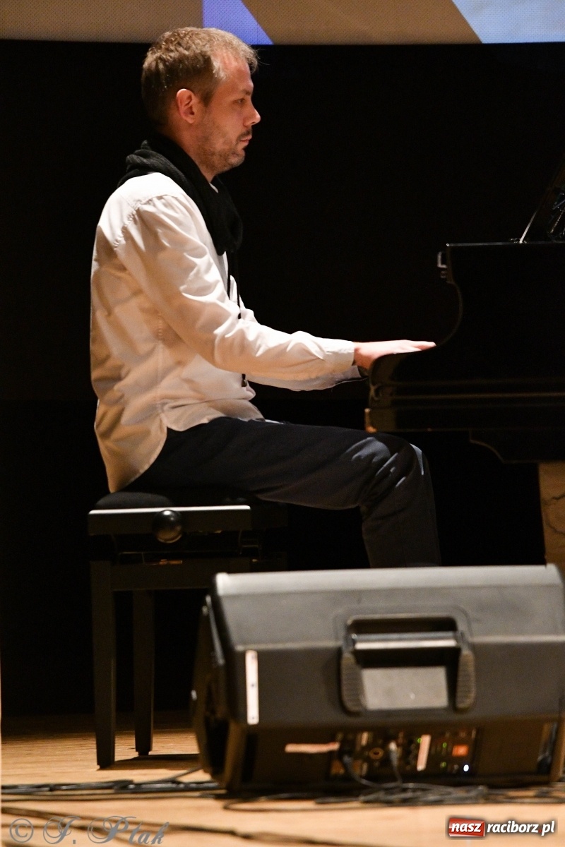 Zdjęcie w galerii na portalu naszraciborz.pl: Raciborscy artyści dla schroniska w RCK wiadomości z regionu