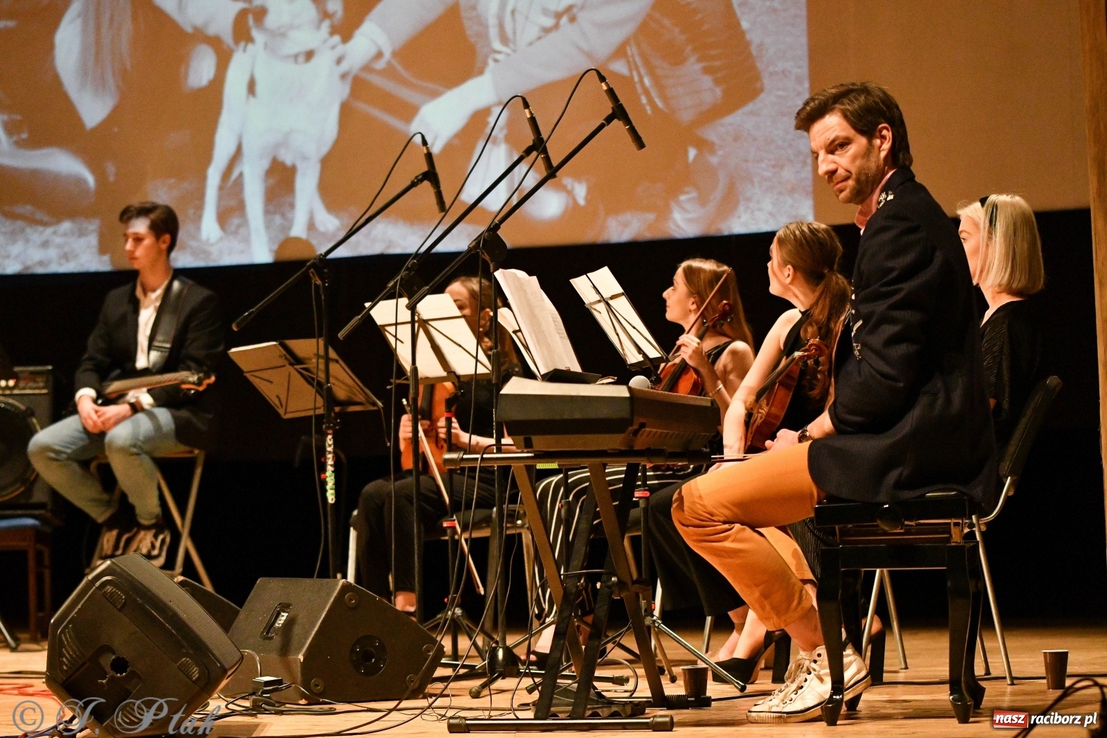 Zdjęcie w galerii na portalu naszraciborz.pl: Raciborscy artyści dla schroniska w RCK wiadomości z regionu