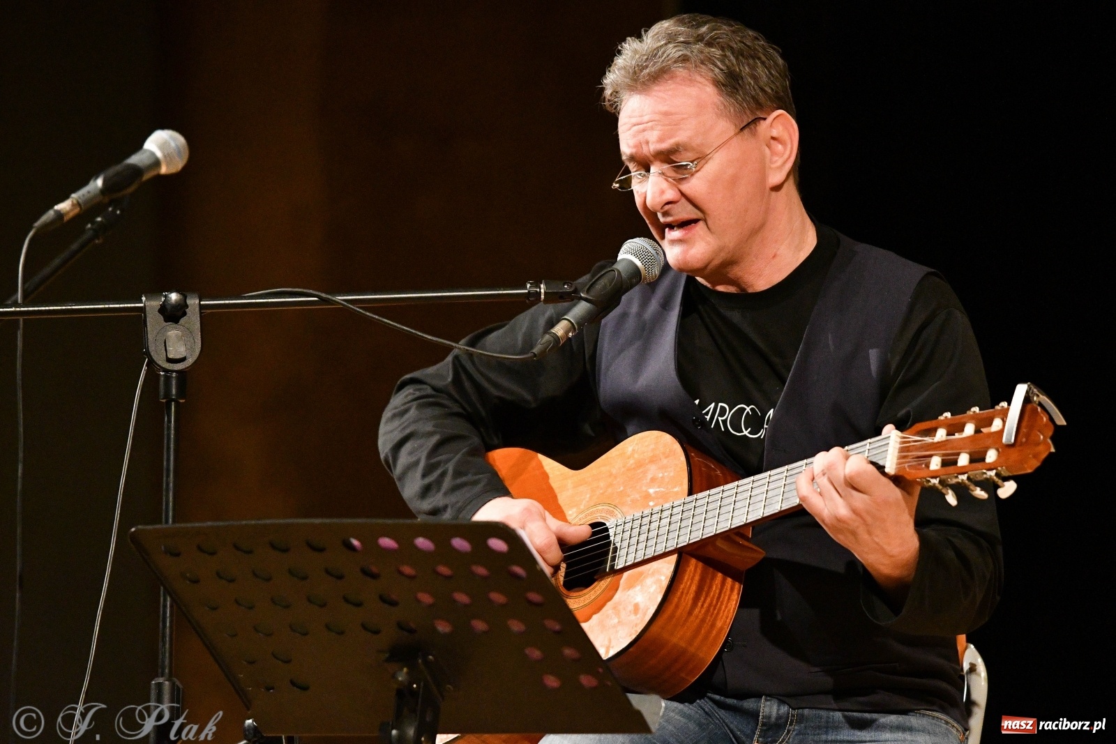 Zdjęcie w galerii na portalu naszraciborz.pl: Raciborscy artyści dla schroniska w RCK wiadomości z regionu