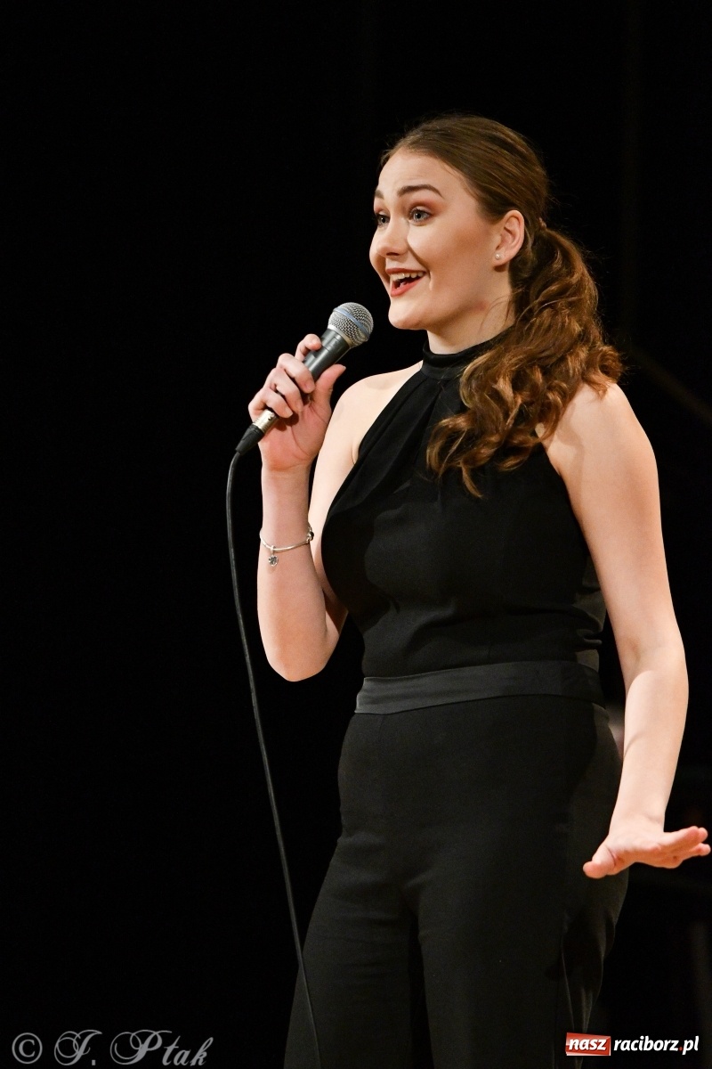 Zdjęcie w galerii na portalu naszraciborz.pl: Raciborscy artyści dla schroniska w RCK wiadomości z regionu