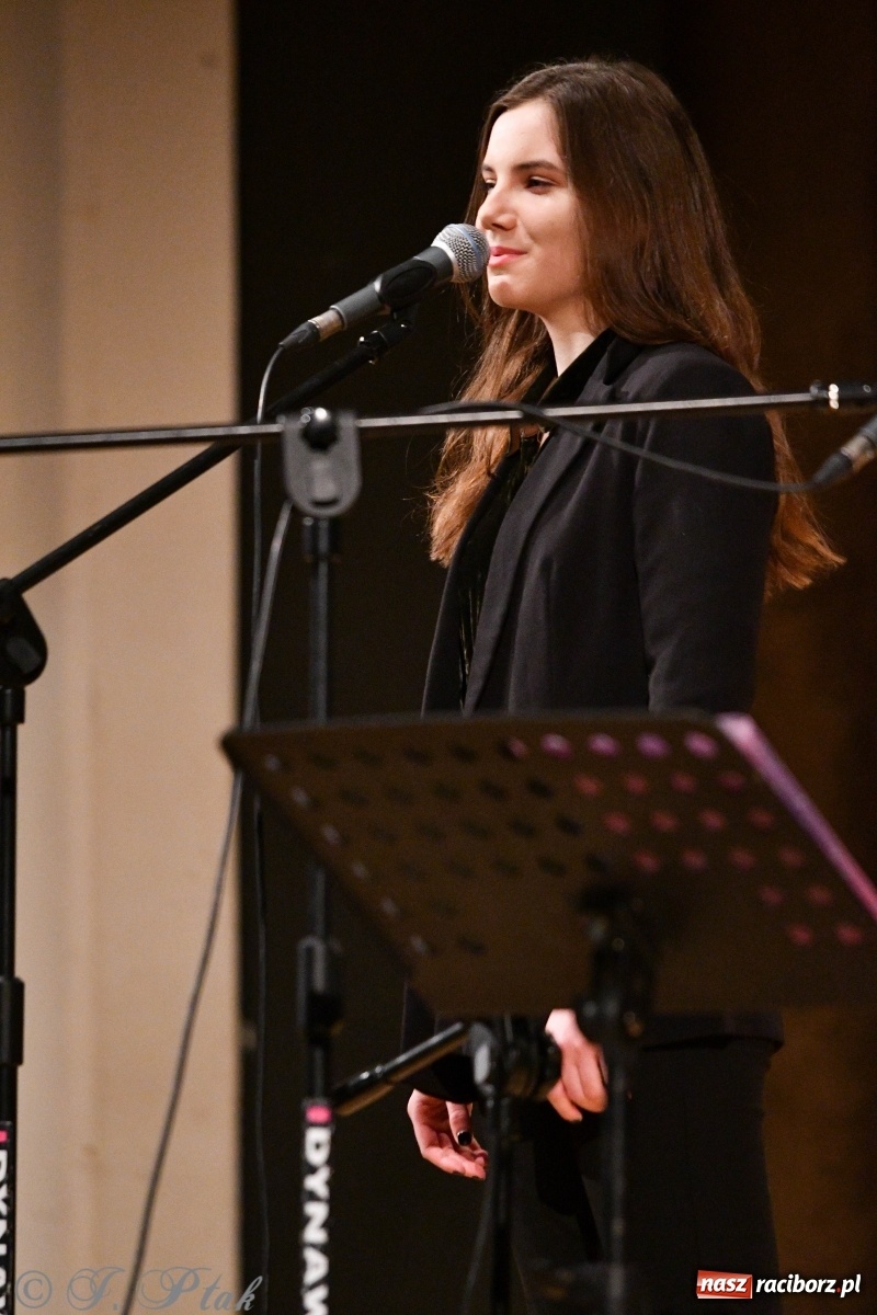 Zdjęcie w galerii na portalu naszraciborz.pl: Raciborscy artyści dla schroniska w RCK wiadomości z regionu