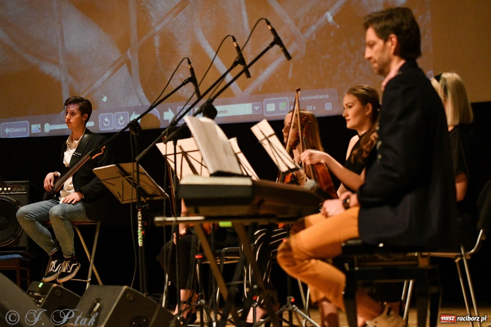 Zdjęcie w galerii na portalu naszraciborz.pl: Raciborscy artyści dla schroniska w RCK wiadomości z regionu