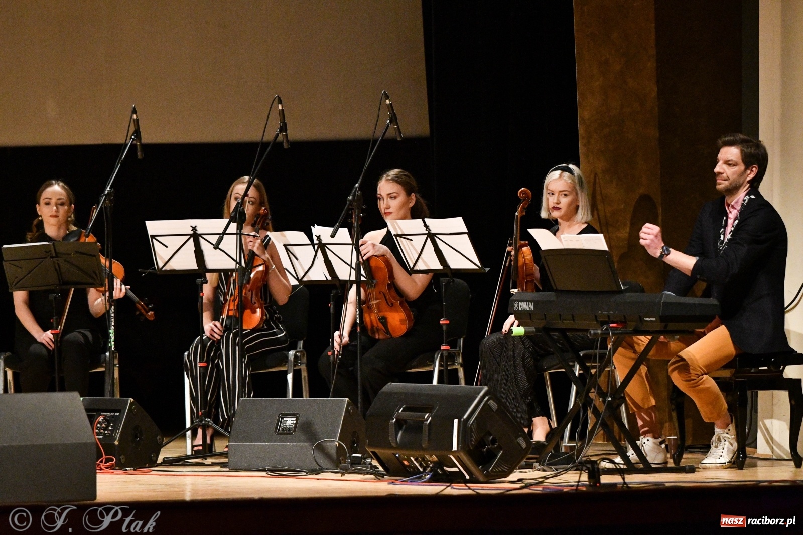Zdjęcie w galerii na portalu naszraciborz.pl: Raciborscy artyści dla schroniska w RCK wiadomości z regionu
