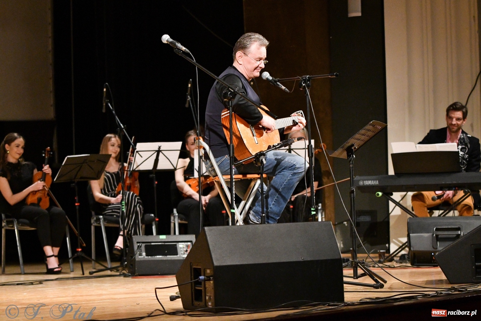 Zdjęcie w galerii na portalu naszraciborz.pl: Raciborscy artyści dla schroniska w RCK wiadomości z regionu