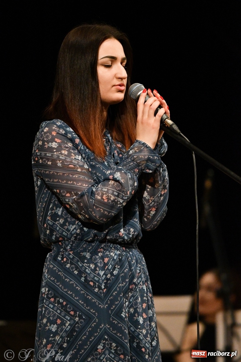 Zdjęcie w galerii na portalu naszraciborz.pl: Raciborscy artyści dla schroniska w RCK wiadomości z regionu