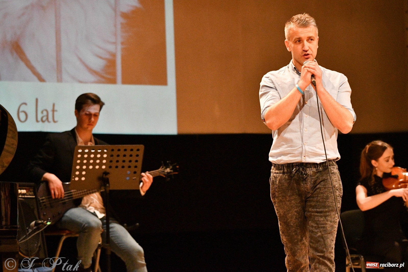 Zdjęcie w galerii na portalu naszraciborz.pl: Raciborscy artyści dla schroniska w RCK wiadomości z regionu