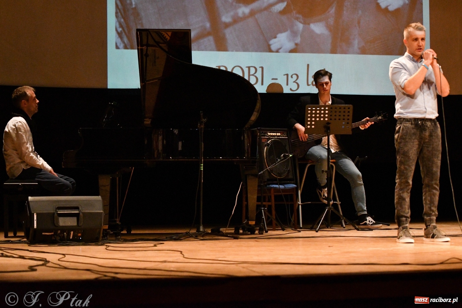 Zdjęcie w galerii na portalu naszraciborz.pl: Raciborscy artyści dla schroniska w RCK wiadomości z regionu