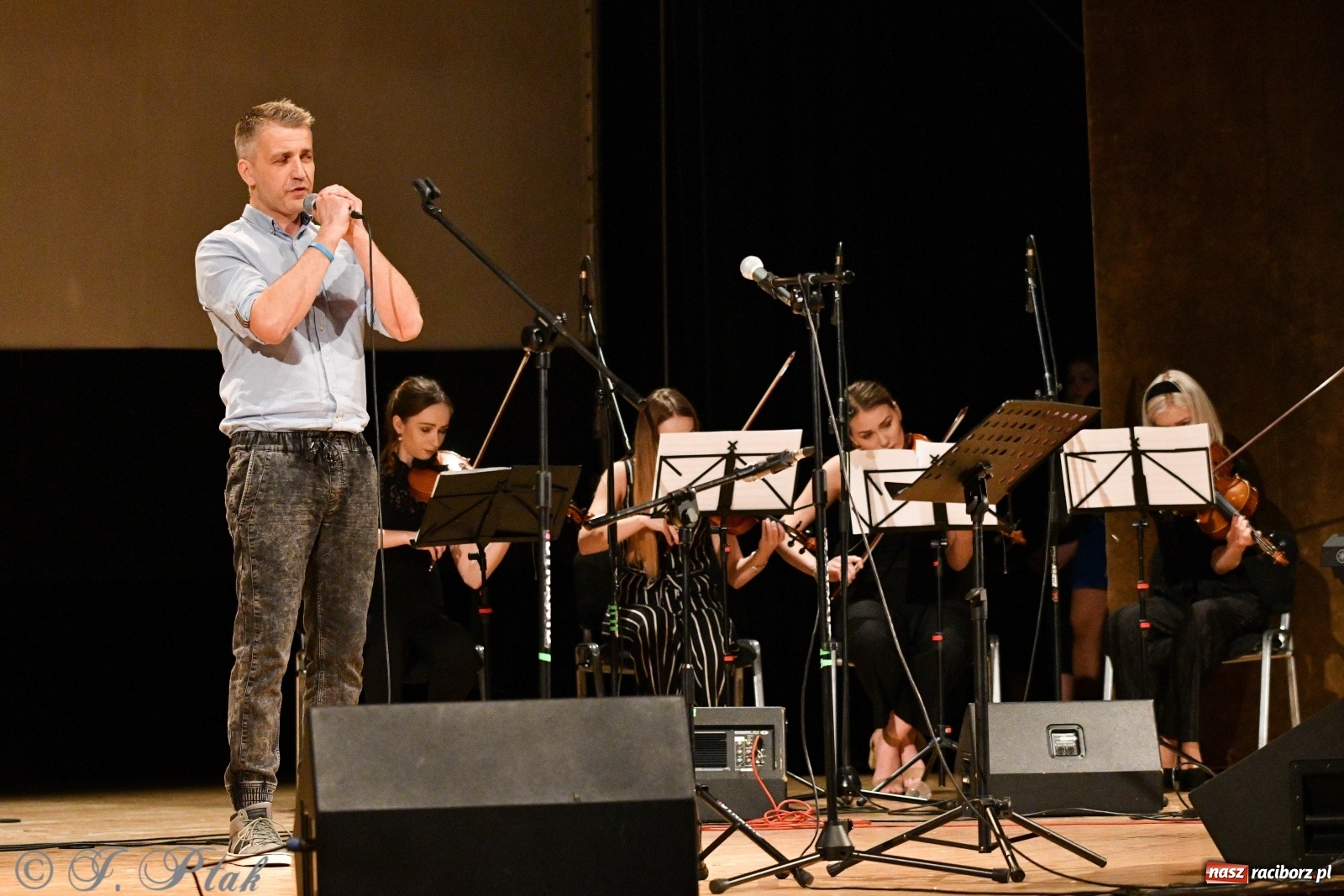 Zdjęcie w galerii na portalu naszraciborz.pl: Raciborscy artyści dla schroniska w RCK wiadomości z regionu