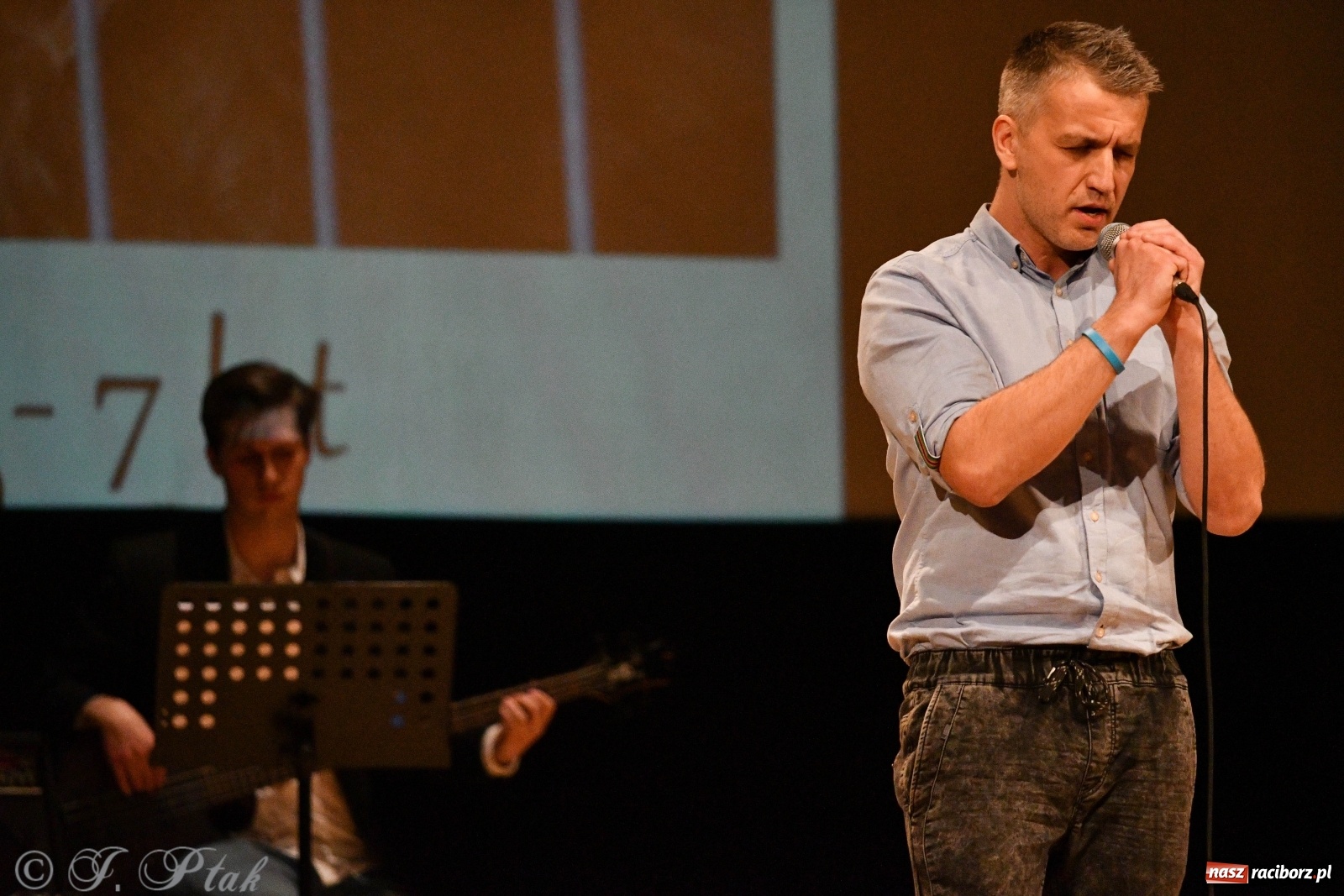 Zdjęcie w galerii na portalu naszraciborz.pl: Raciborscy artyści dla schroniska w RCK wiadomości z regionu