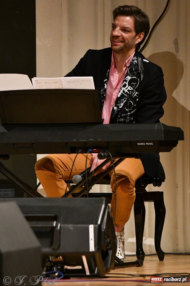 Zdjęcie w galerii na portalu naszraciborz.pl: Raciborscy artyści dla schroniska w RCK wiadomości z regionu