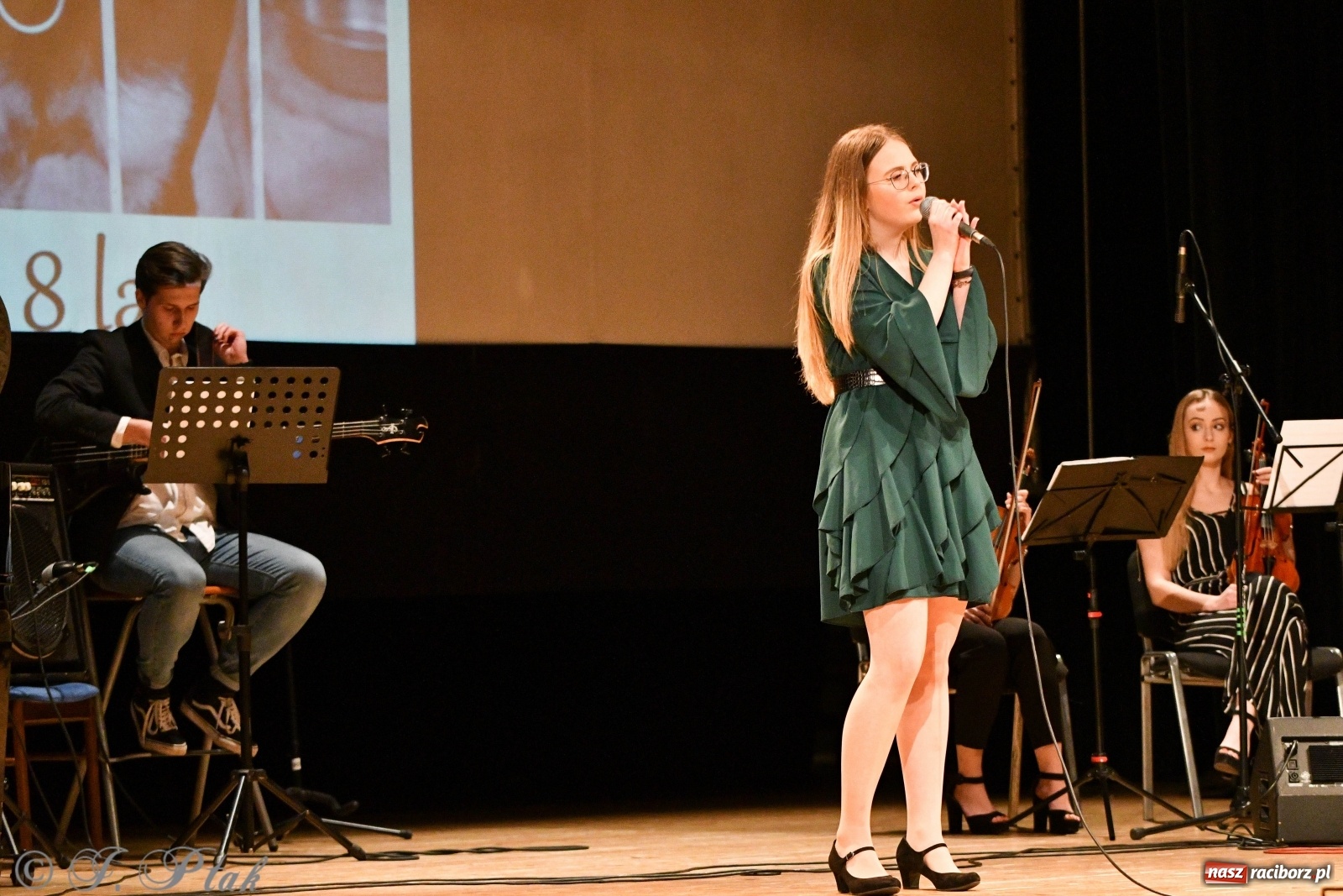 Zdjęcie w galerii na portalu naszraciborz.pl: Raciborscy artyści dla schroniska w RCK wiadomości z regionu