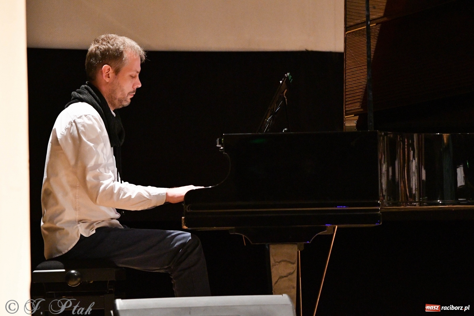 Zdjęcie w galerii na portalu naszraciborz.pl: Raciborscy artyści dla schroniska w RCK wiadomości z regionu