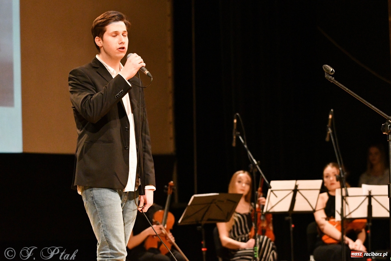 Zdjęcie w galerii na portalu naszraciborz.pl: Raciborscy artyści dla schroniska w RCK wiadomości z regionu