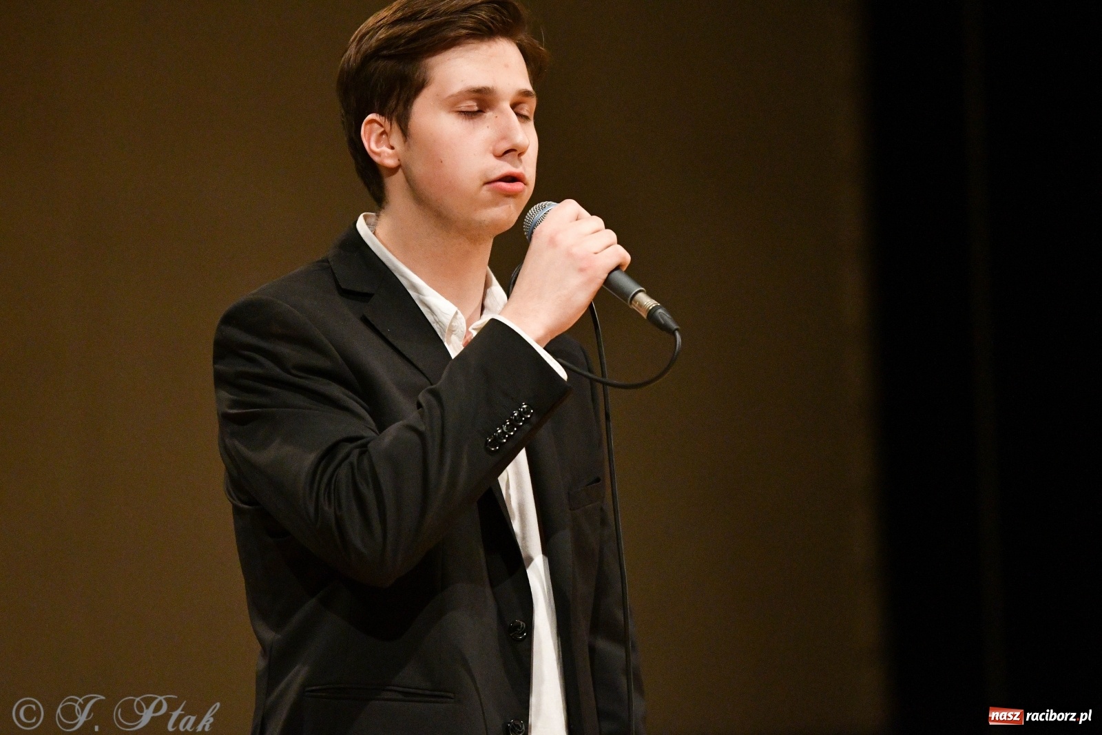 Zdjęcie w galerii na portalu naszraciborz.pl: Raciborscy artyści dla schroniska w RCK wiadomości z regionu