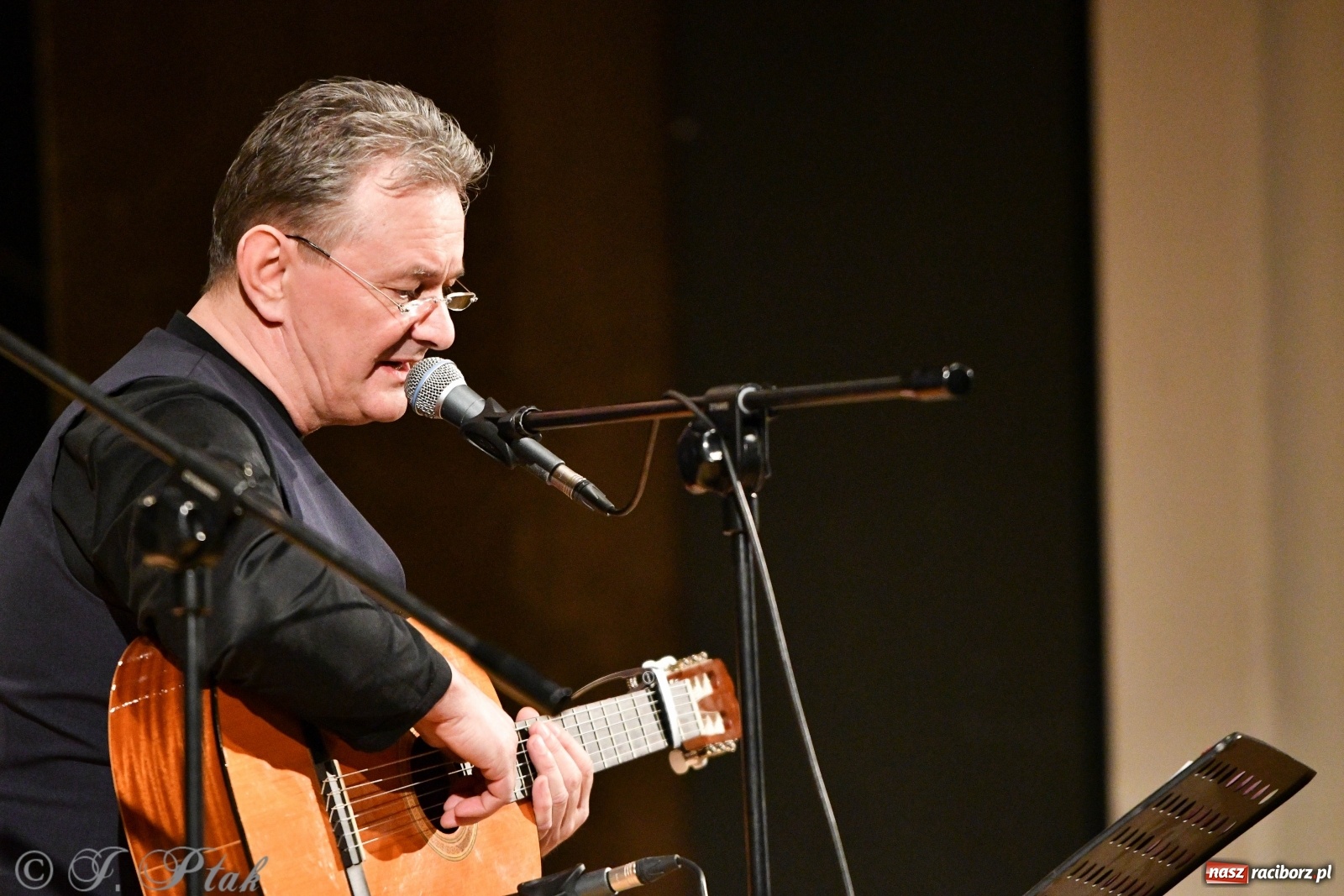 Zdjęcie w galerii na portalu naszraciborz.pl: Raciborscy artyści dla schroniska w RCK wiadomości z regionu