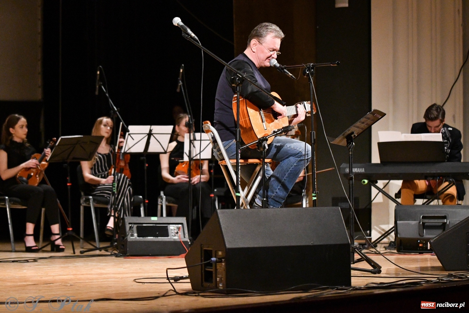 Zdjęcie w galerii na portalu naszraciborz.pl: Raciborscy artyści dla schroniska w RCK wiadomości z regionu