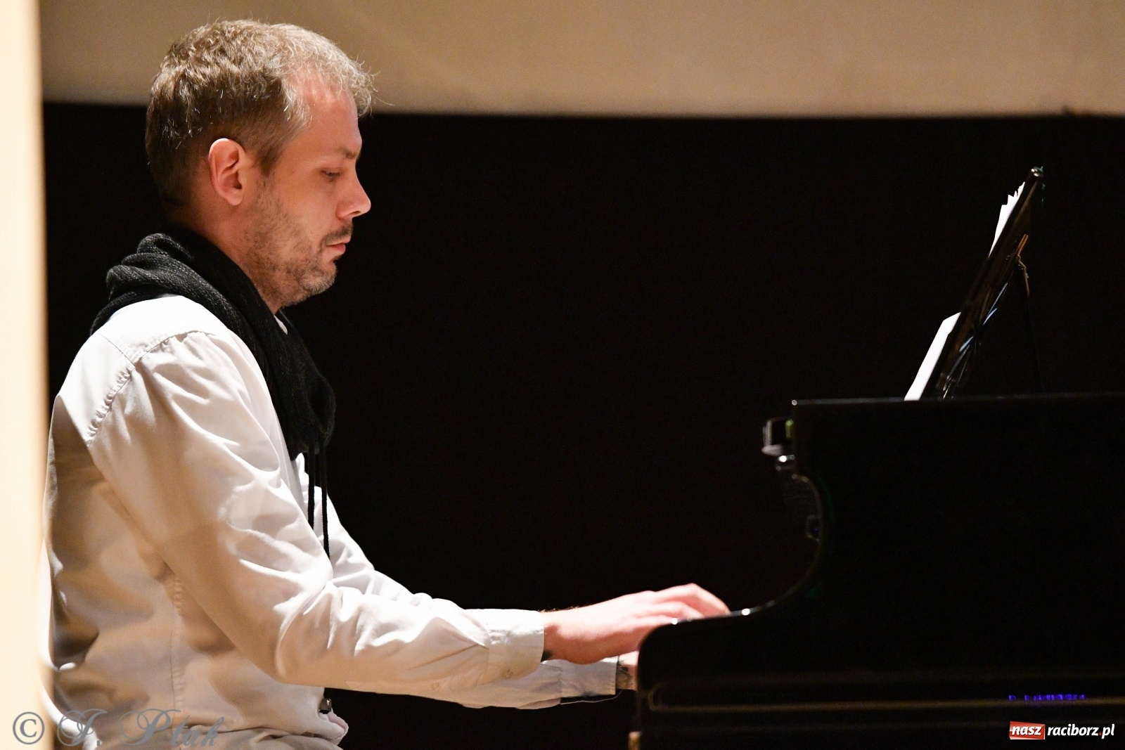 Zdjęcie w galerii na portalu naszraciborz.pl: Raciborscy artyści dla schroniska w RCK wiadomości z regionu