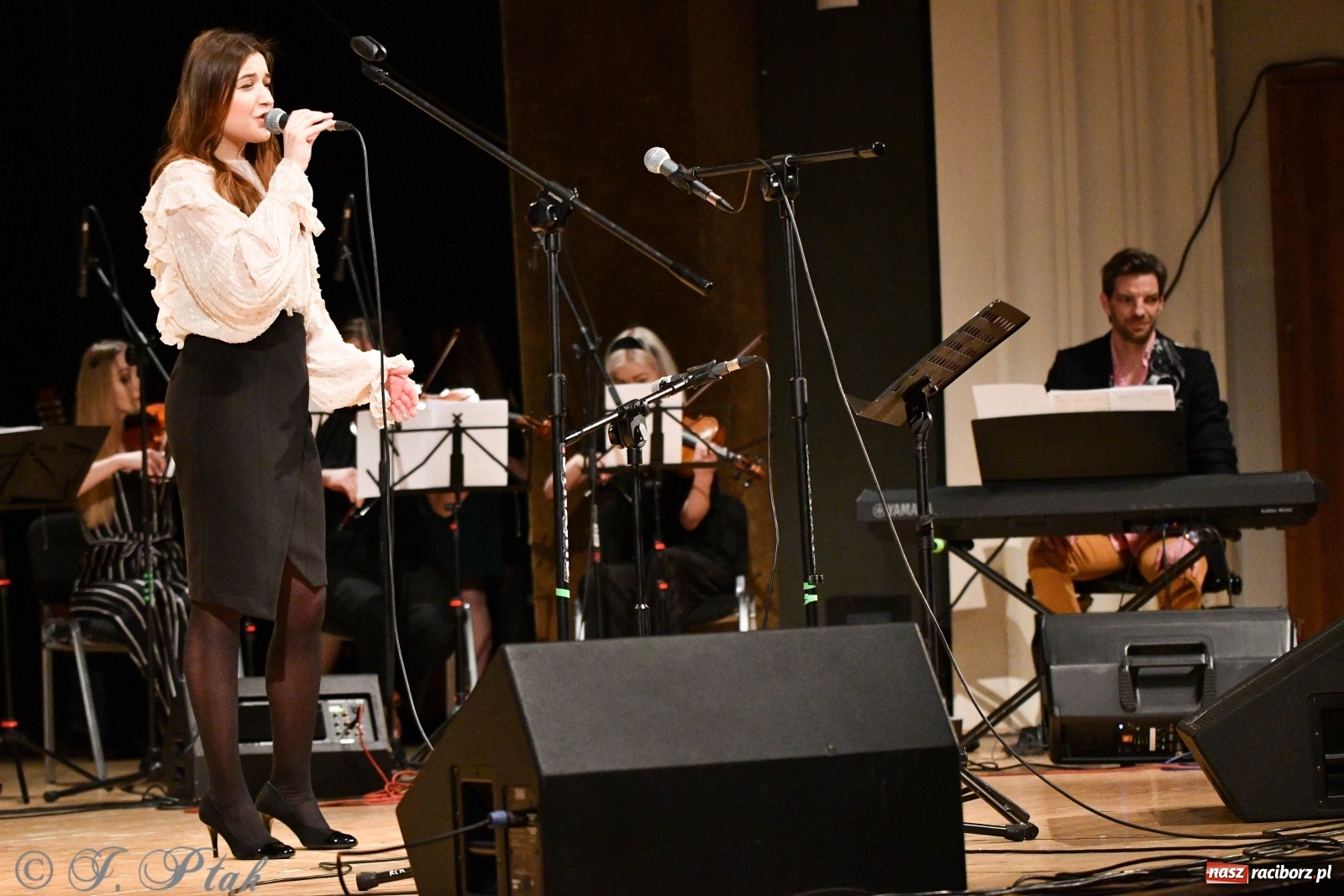 Zdjęcie w galerii na portalu naszraciborz.pl: Raciborscy artyści dla schroniska w RCK wiadomości z regionu