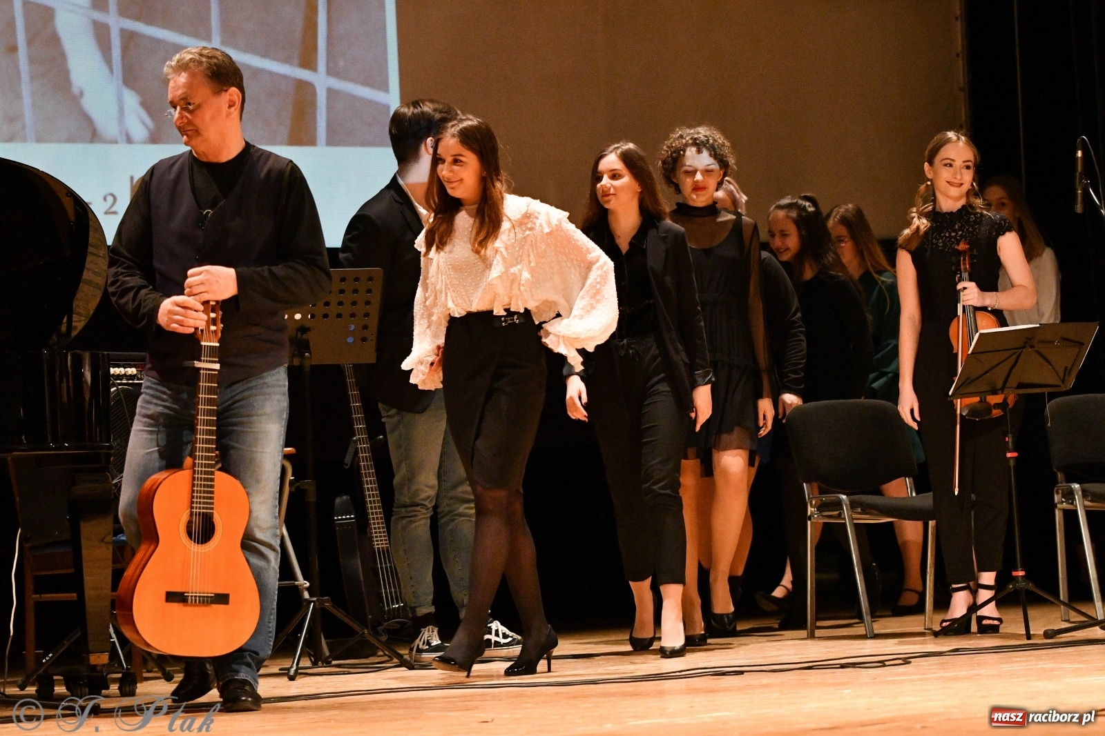 Zdjęcie w galerii na portalu naszraciborz.pl: Raciborscy artyści dla schroniska w RCK wiadomości z regionu