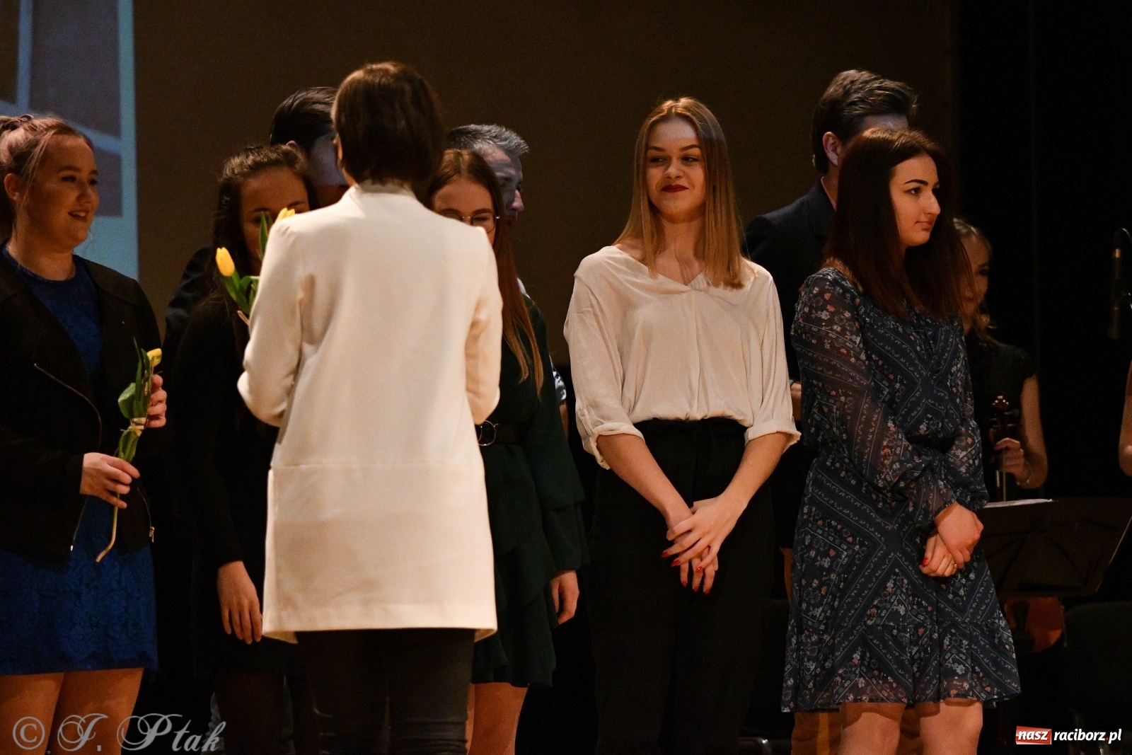 Zdjęcie w galerii na portalu naszraciborz.pl: Raciborscy artyści dla schroniska w RCK wiadomości z regionu