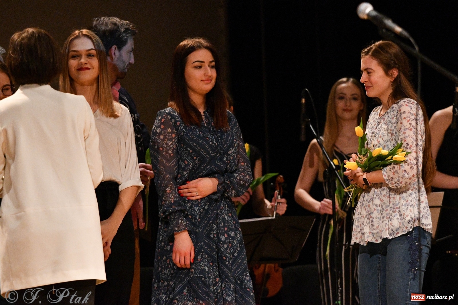 Zdjęcie w galerii na portalu naszraciborz.pl: Raciborscy artyści dla schroniska w RCK wiadomości z regionu