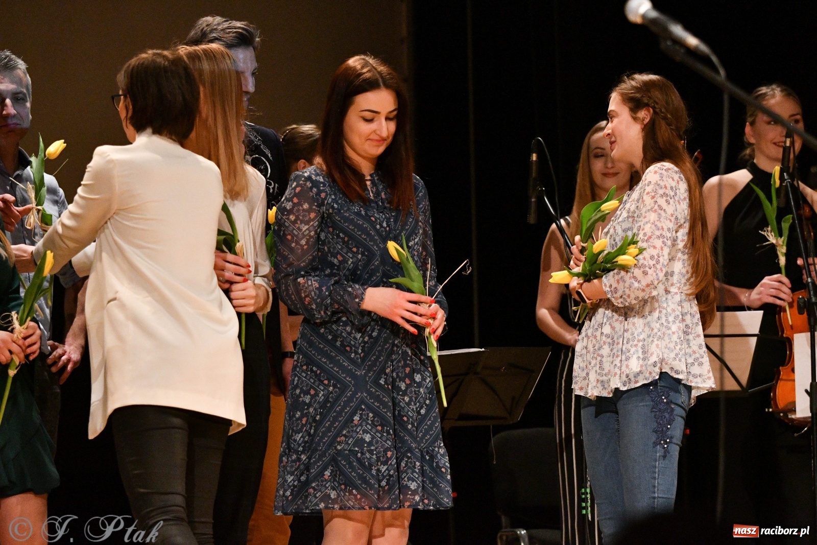 Zdjęcie w galerii na portalu naszraciborz.pl: Raciborscy artyści dla schroniska w RCK wiadomości z regionu