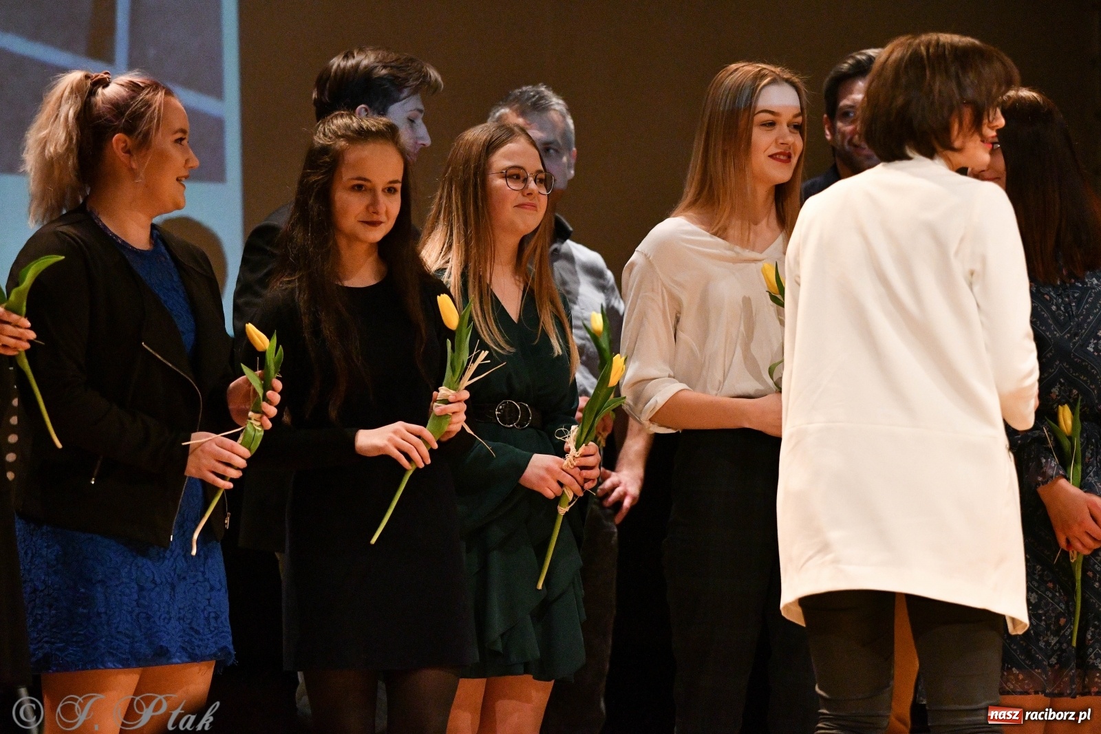 Zdjęcie w galerii na portalu naszraciborz.pl: Raciborscy artyści dla schroniska w RCK wiadomości z regionu