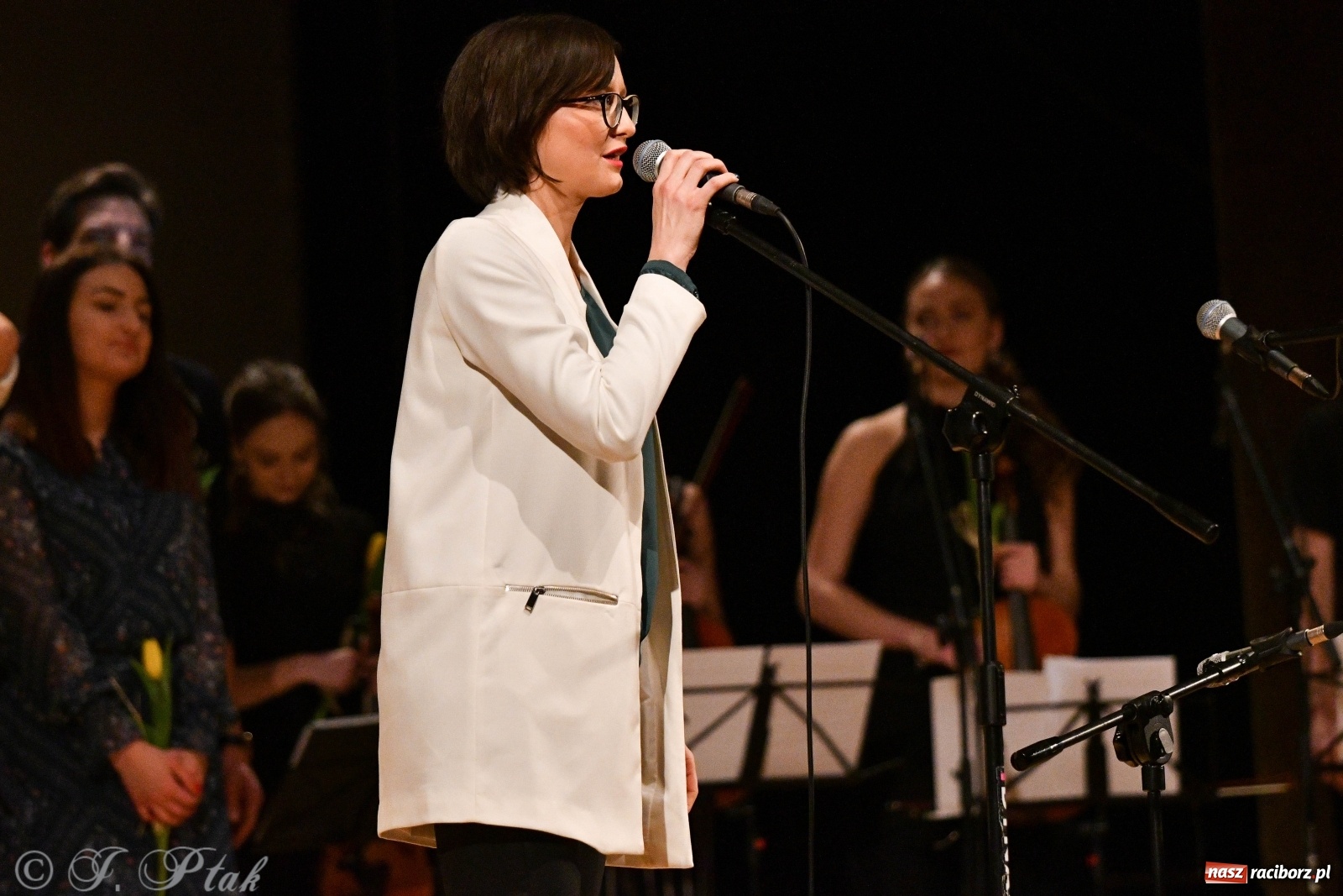 Zdjęcie w galerii na portalu naszraciborz.pl: Raciborscy artyści dla schroniska w RCK wiadomości z regionu