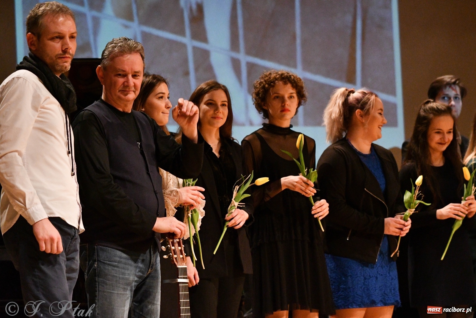 Zdjęcie w galerii na portalu naszraciborz.pl: Raciborscy artyści dla schroniska w RCK wiadomości z regionu