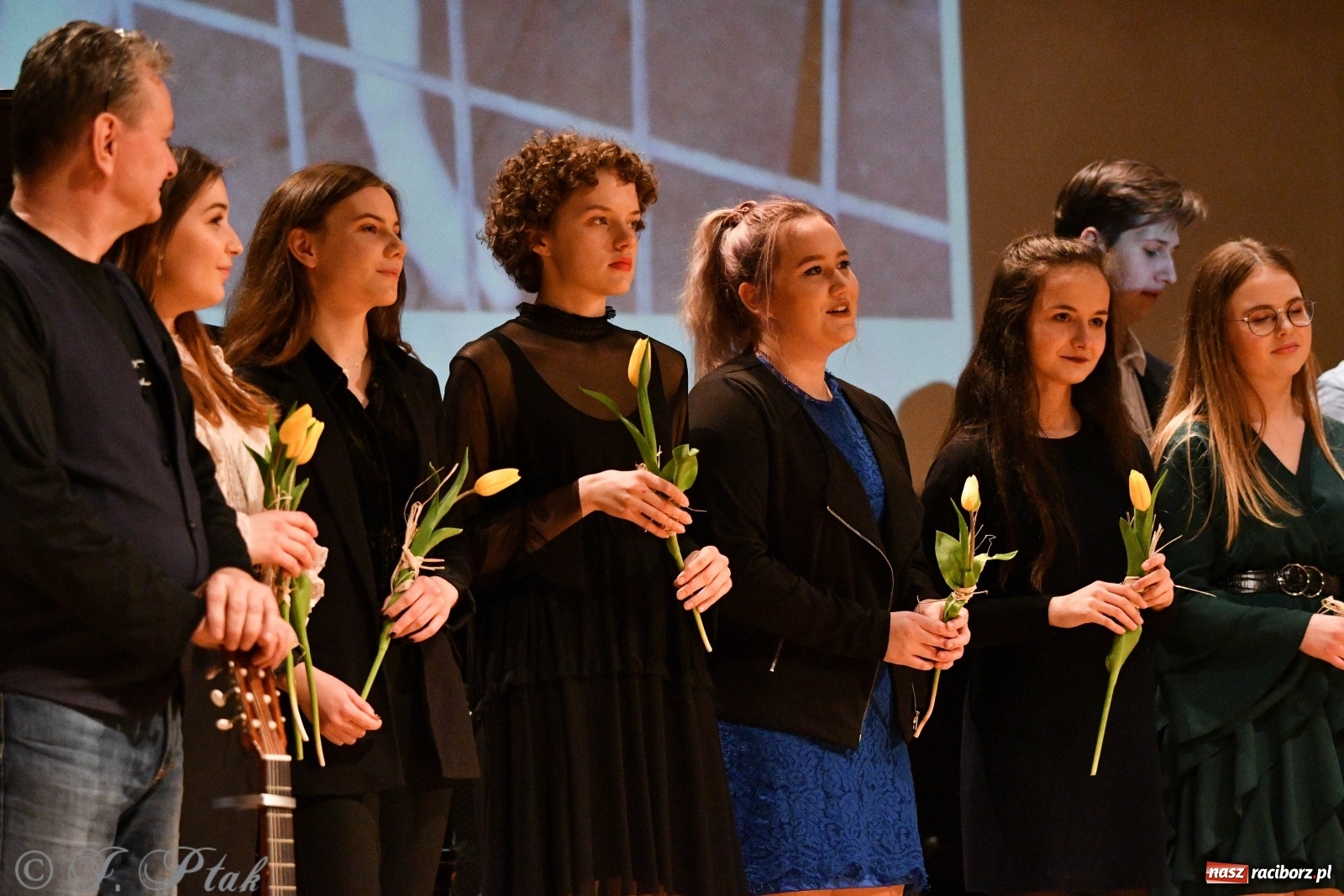 Zdjęcie w galerii na portalu naszraciborz.pl: Raciborscy artyści dla schroniska w RCK wiadomości z regionu