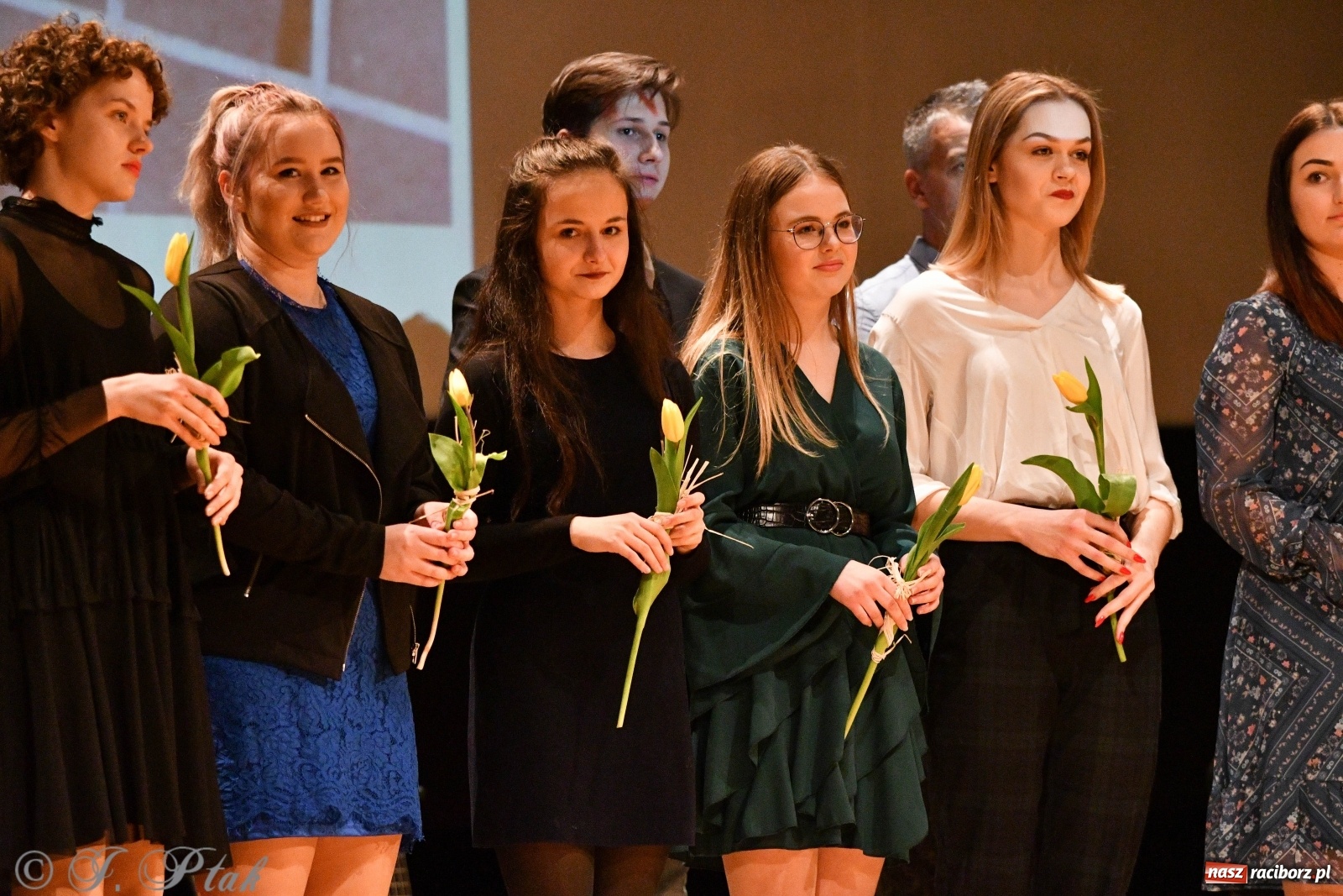 Zdjęcie w galerii na portalu naszraciborz.pl: Raciborscy artyści dla schroniska w RCK wiadomości z regionu