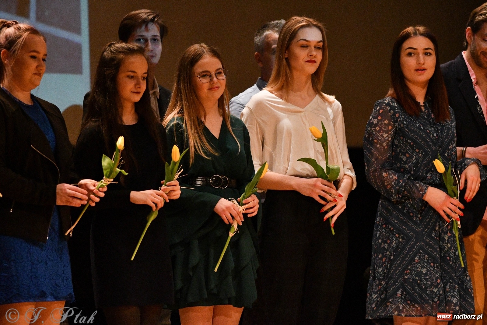 Zdjęcie w galerii na portalu naszraciborz.pl: Raciborscy artyści dla schroniska w RCK wiadomości z regionu